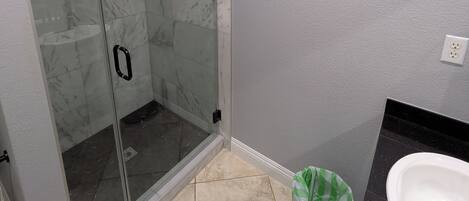 Dusche, Haartrockner, Handtücher, Seife