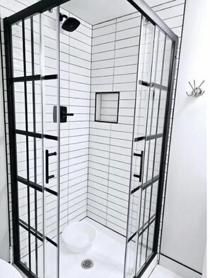 Dusj, hårføner, håndklær og såpe