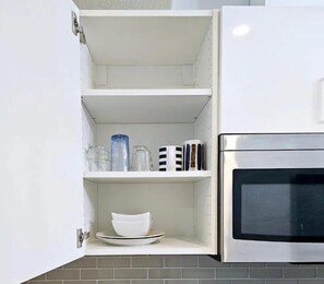 Kjøleskap, mikrobølgeovn, ovn og kokeplater