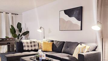 Televisor intel·ligent i futbolí