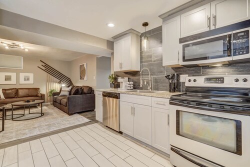 Blackstone Hideaway! Downtown Lower-Level Apt!