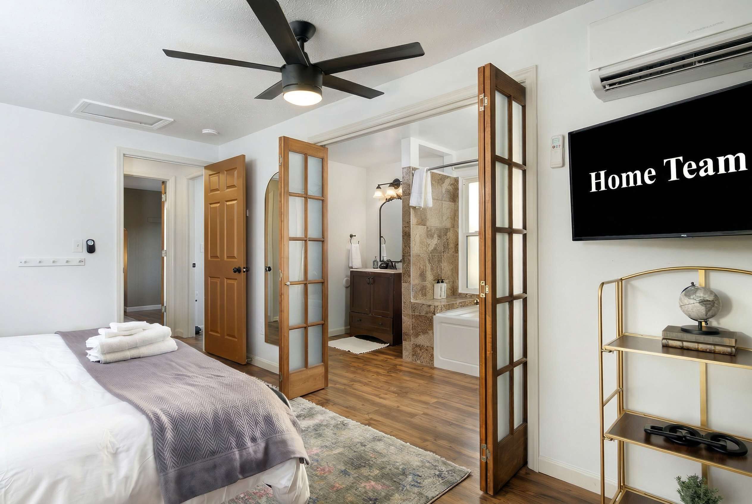 5 chambres, bureau, fer et planche à repasser, lit parapluie