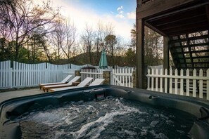 Outdoor spa tub - 15 mins to DT Asheville Pool Hot Tub Game Room (Asheville)