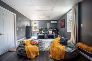 Interior - 15 mins to DT Asheville Pool Hot Tub Game Room (Asheville)