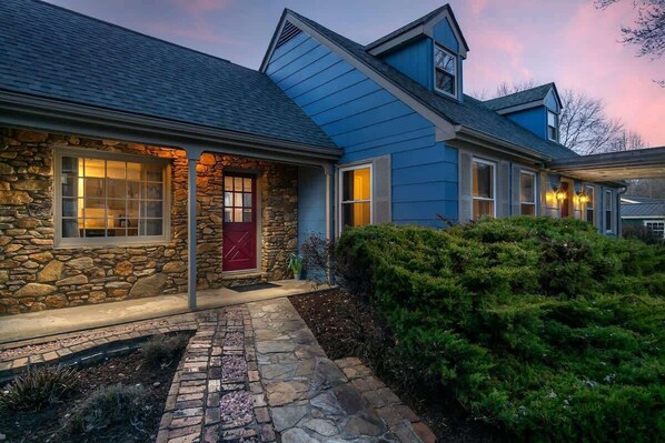 Exterior detail - 15 mins to DT Asheville Pool Hot Tub Game Room (Asheville)