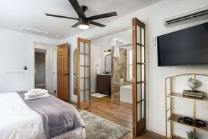 5 bedrooms, desk, iron/ironing board, travel cot - 15 mins to DT Asheville Pool Hot Tub Game Room (Asheville)