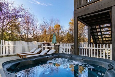 15 mins to DT Asheville Pool Hot Tub Game Room
