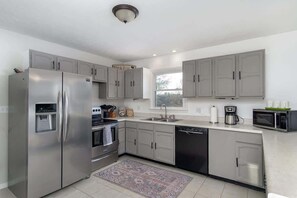 Een koelkast, een magnetron, een oven, een kookplaat