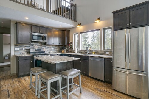 Hike + Ski: Grand Lake Cabin w/ Mtn-View Deck