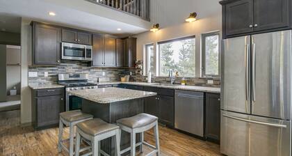 Hike + Ski: Grand Lake Cabin w/ Mtn-View Deck