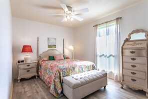 2 habitaciones, escritorio y tabla de planchar con plancha 