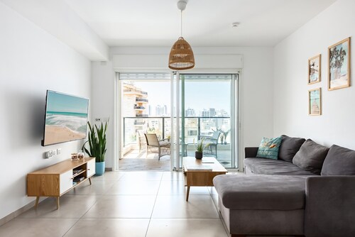 MAMAD - Sea Breeze Netanya Retreat by Sea N Rent