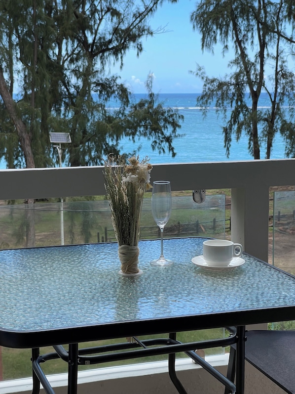 Comfort Apartment, Ocean View | Living area | 32-inch Smart TV with satellite channels - Phoenix Beach Apartments sea view (Flic-en-Flac)