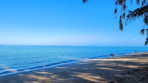 Una spiaggia con acque cristalline e una riva sabbiosa.