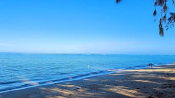 Am Strand, weißer Sandstrand, Strandtücher