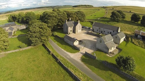 7 bedroom farmhouse, nestled in a quiet hamlet near to Buxton and Bakewell.