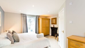 7 bedrooms, iron/ironing board, free WiFi, bed sheets