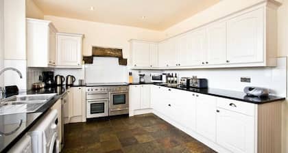 7 bedroom farmhouse, nestled in a quiet hamlet near to Buxton and Bakewell.