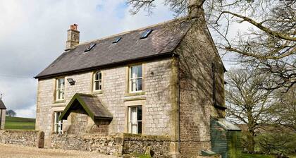 7 bedroom farmhouse, nestled in a quiet hamlet near to Buxton and Bakewell.