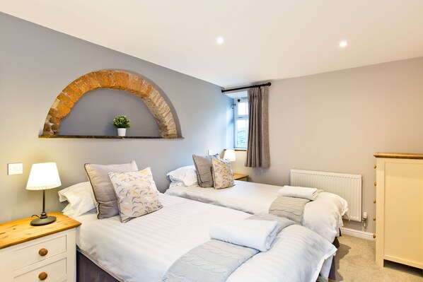 3 bedrooms, iron/ironing board, WiFi (free), bed sheets - Unique barn conversion, sleeps up to 6 in 3 bedrooms, near to High Peak Trail. (Buxton)