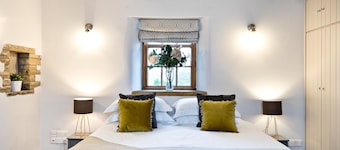 Crewe & Harpur, a unique self catering venue, perfect for all types of groups.