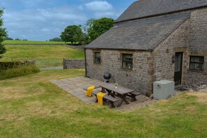 Outdoor dining - Traditional stone cottage in Hurdlow, sleeps up to 8 guests in 4 bedrooms. (Buxton)