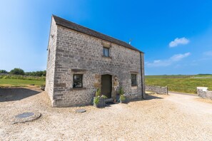 Exterior - Traditional stone cottage in Hurdlow, sleeps up to 8 guests in 4 bedrooms. (Buxton)