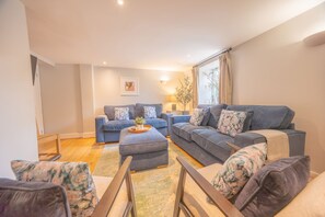 Smart TV - Traditional stone cottage in Hurdlow, sleeps up to 8 guests in 4 bedrooms. (Buxton)