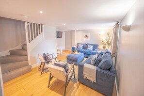 Smart TV - Traditional stone cottage in Hurdlow, sleeps up to 8 guests in 4 bedrooms. (Buxton)