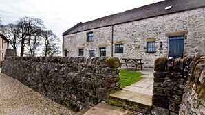 A stone building with a picnic table and a door. - Quirky barn conversion, sleeps 8 in 4 bedrooms, near to the High Peak Trail. (Buxton)