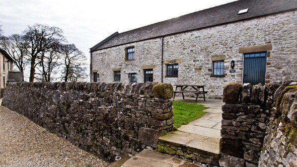 A stone building with a picnic table and a door. - Quirky barn conversion, sleeps 8 in 4 bedrooms, near to the High Peak Trail. (Buxton)