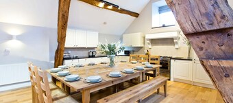 Quirky barn conversion, sleeps 8 in 4 bedrooms, near to the High Peak Trail.