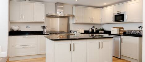 Réfrigérateur, micro-ondes, four, lave-vaisselle