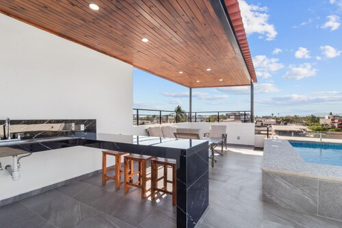 well located Apartment with pool and private Terrace, overlooking The city.