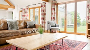 Smart TV - Oak Tree Farm, large country farmhouse with games room and wood fired hot tub. (Buxton)