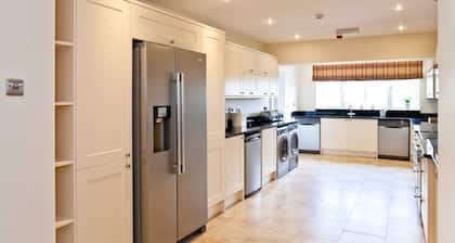 Converted pub, sleeping up to 34 guests. Close to Alton Towers and Ashbourne.