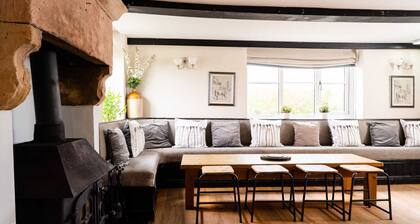 Converted pub, sleeping up to 34 guests. Close to Alton Towers and Ashbourne.