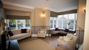 Smart TV, DVD player - The Derwent Country House, close to Castleton, Hope Valley & Edale. (Bamford)