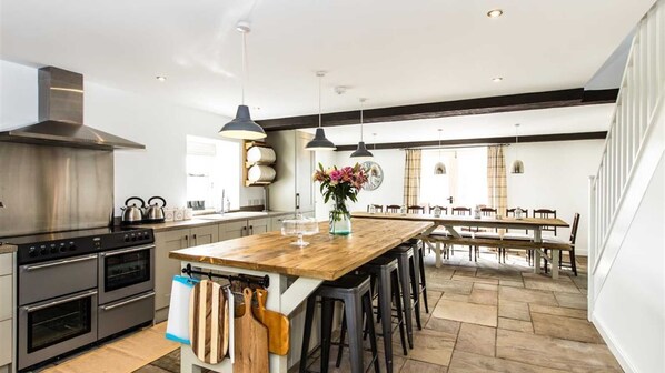 ثلاجة، ميكروويف، فرن، غسالة أطباق