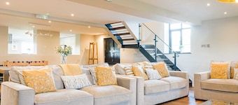 Contemporary 9 bedroom holiday home, next to the High Peak & Tissington Trails.