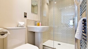 Dusj, hårføner og håndklær