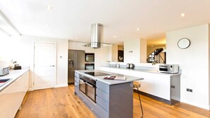 Een koelkast, een magnetron, een oven, een vaatwasser