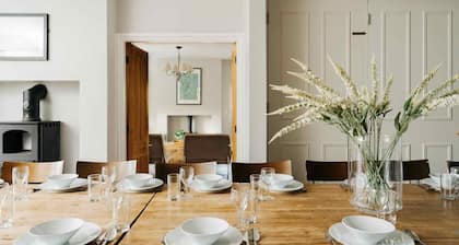 12 bedroom luxury country farmhouse with cosy country pub and walks close by