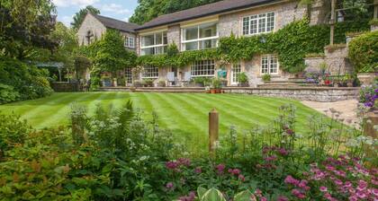 River Cottage, large self-catering home in the village of Ashford-in the-Water.