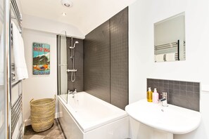 Douche, sèche-cheveux, serviettes fournies