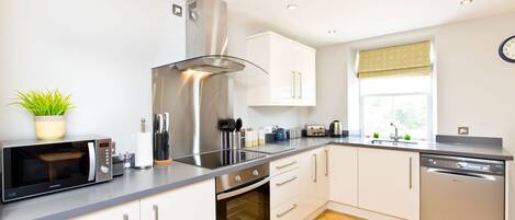 Kühlschrank, Mikrowelle, Ofen, Geschirrspüler