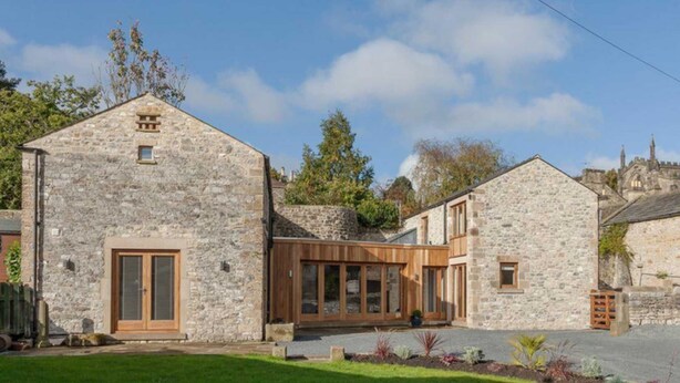 Unclassified image, 1 of 9, button - Modern 5 bedroom family friendly barn conversion in the heart of Bakewell. (Bakewell)