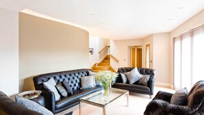 Unclassified image, 4 of 9, button - Modern 5 bedroom family friendly barn conversion in the heart of Bakewell. (Bakewell)