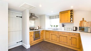 Kjøleskap, mikrobølgeovn, ovn og oppvaskmaskin