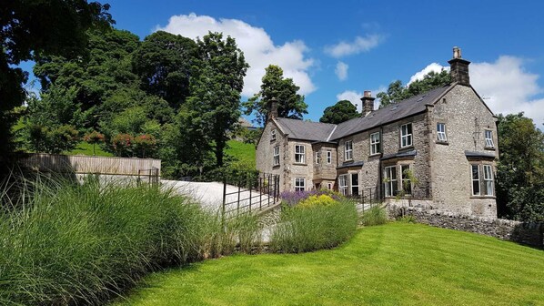 Exterior - Victorian country house with 9 ensuite bedrooms, nestled in a pretty hamlet (Buxton)